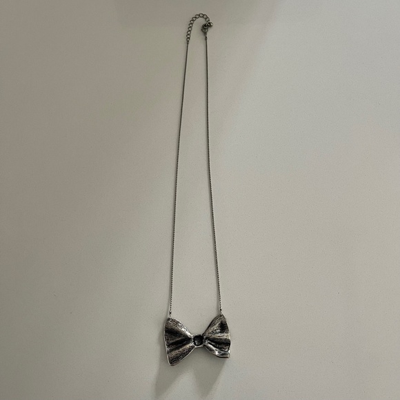 UO Bow Necklace - Picture 4 of 4